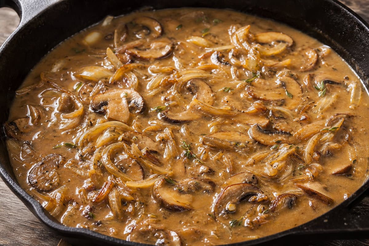 Onion-mushroom gravy